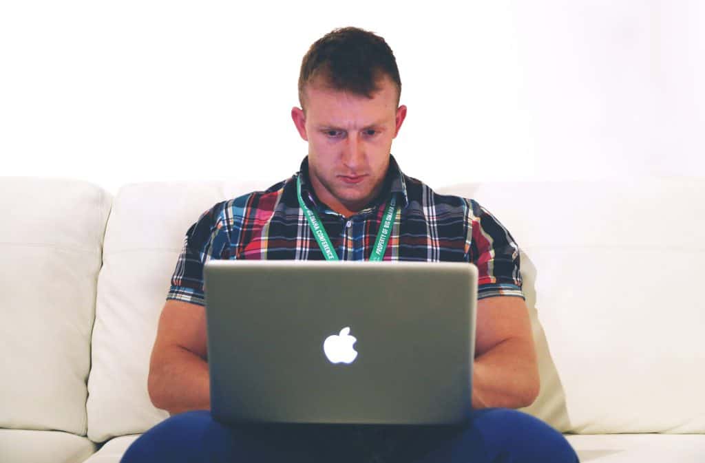 man-person-apple-laptop-1-1024x673